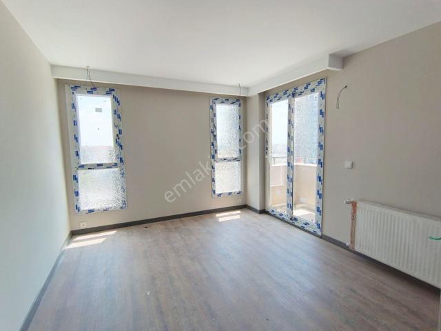 Bulvar Üzeri Sitede 7/24 Güvenlikli Full Sosyal Donanımlı Sitede Kapalı Mutfak 3+1