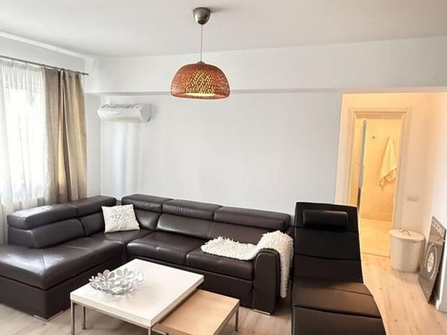 Bulevardul Unirii, spre Parcul Mara Apartament cu 3 camere !