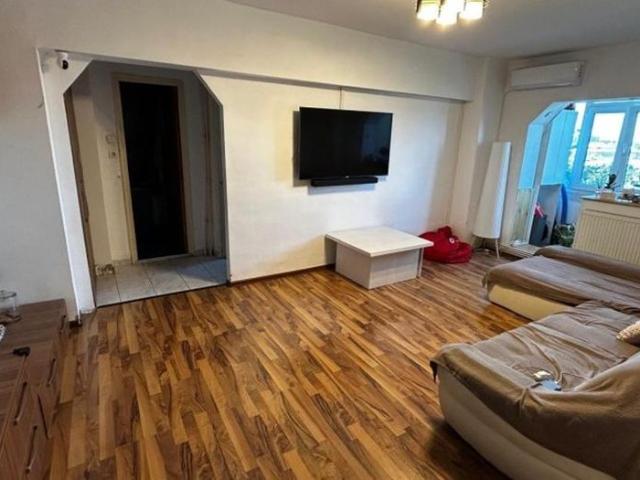 Bulevardul 1 Decembrie 1918, 3 camere cu balcon etj 4/8 cu balcon apartament de