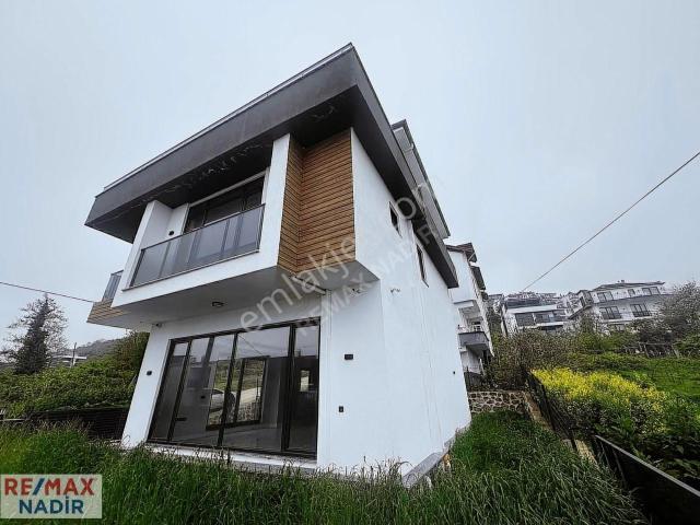 Burunucunda Panaromik Deniz Ve Doğa Manzaralı Tripleks Villa