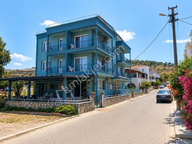 Burak Emlak'tan Foça Atatürk Mahallesinde Full Deniz Manzaralı, Köşe Konumlu Satılık 3+1 Daire