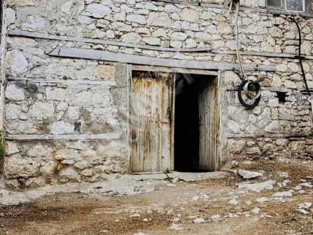 Burdur Merkez Halıcılar Köyünde Satılık 2 Katlı Taş Ev