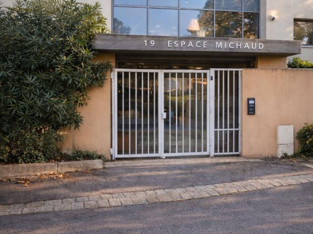 Bureaux modernes avec terrasse et parking prêt à l'emploi