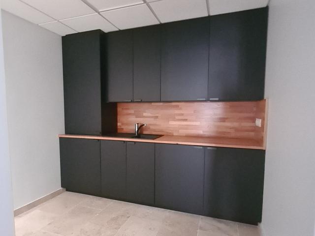 BUREAUX A LOUER 137 M2 AVEC PETIT PATIO INTERIEUR