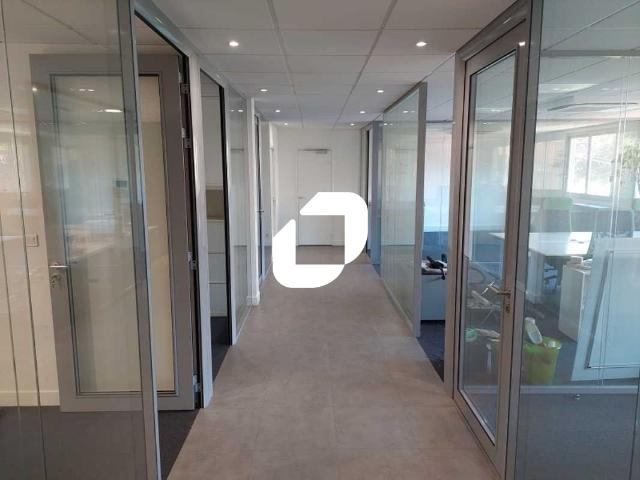Bureaux à louer Issy les Moulineaux Proche T2, métro 15 et centre commercial