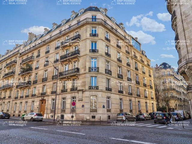 Bureaux à vendre Paris 8 Proche métro Courcelles