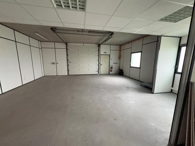 Bureaux à vendre Vaugneray Parkings extérieurs et potentiel d'agrandissement