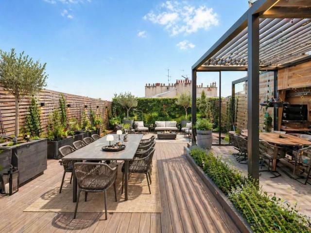 BUREAUX D’EXCEPTION AVEC ROOFTOP VUE PANORAMIQUE 360°