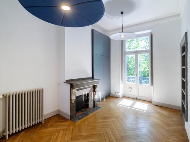BUREAUX DE CARACTÈRE 100 M2 2E ÉTAGE AVEC ASCENSEUR JARDIN ROYAL