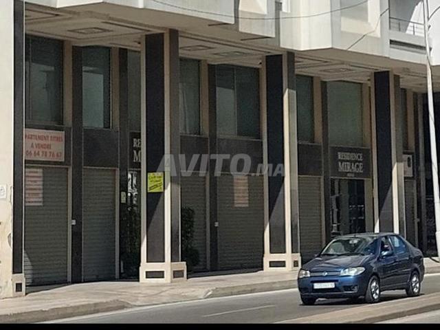 Bureaux et commerces sur la rue principale