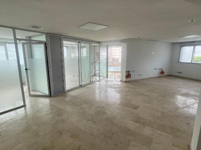 Bureaux en location à Agdal. Superficie 130 m². Porte sécurisée et chauffage central
