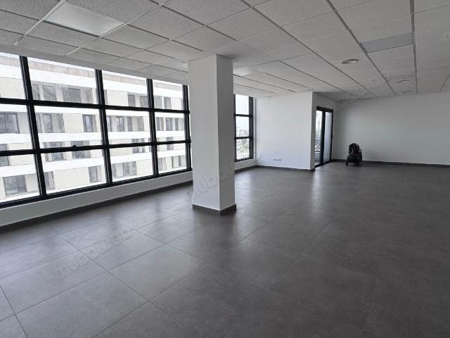 Bureaux en location à Hermitage. Superficie 87 m². Résidence avec concierge, climatisation générale