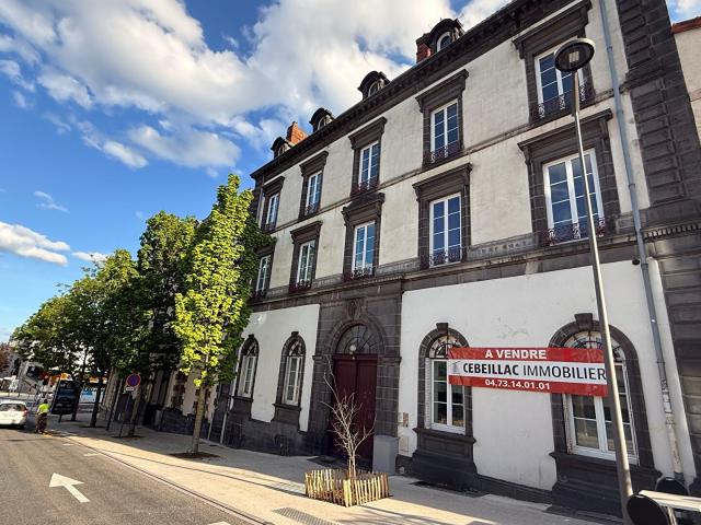Bureaux en rez de chaussée avec mezzanine / 69,85 m2 / Fort potentiel