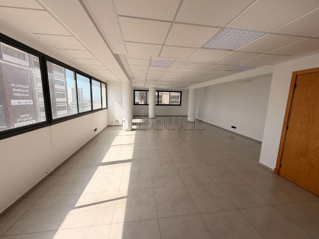 Bureaux en vente à Aïn Sebaâ. Superficie 80 m². Ascenseur et terrasse