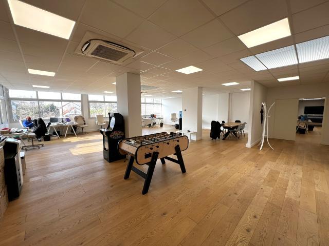 BUREAUX 230 m 2 OPEN SPACE 750 m RER et Mairie