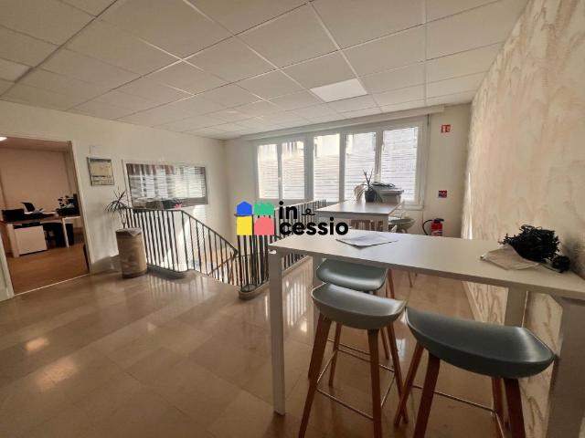 ? Bureaux 317 m² à louer ou à vendre – Hyper centre Le