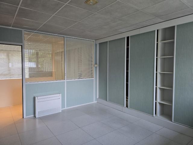 BUREAUX/LOCAL COMMERCIAL PROFESSION LIBERALE POISAT 100m2
