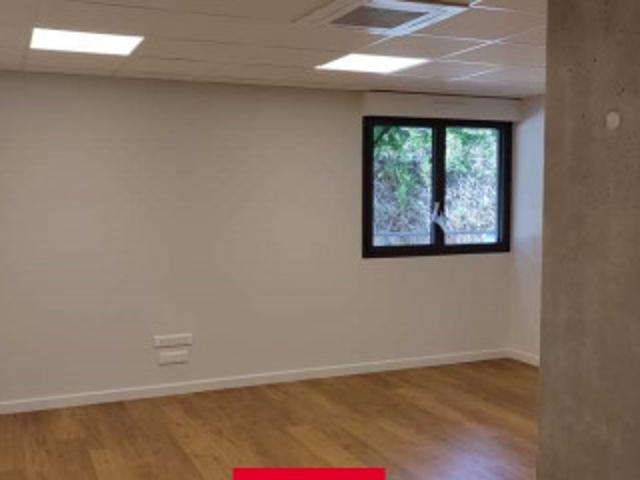 Bureau 01480