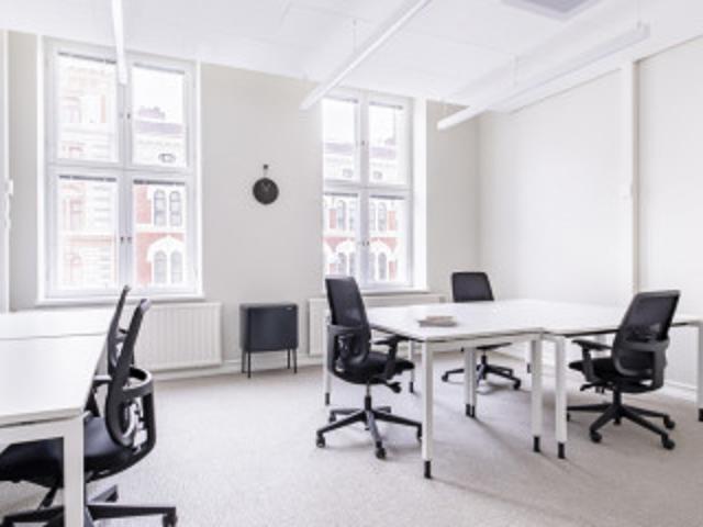 Bureau 13700