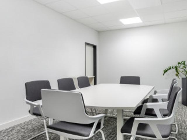 Bureau 13700