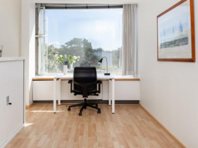 Bureau 13700