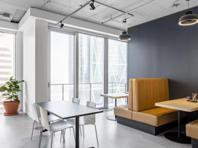 Bureau 13700