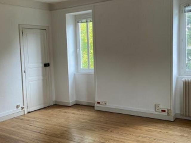 Bureau 64000