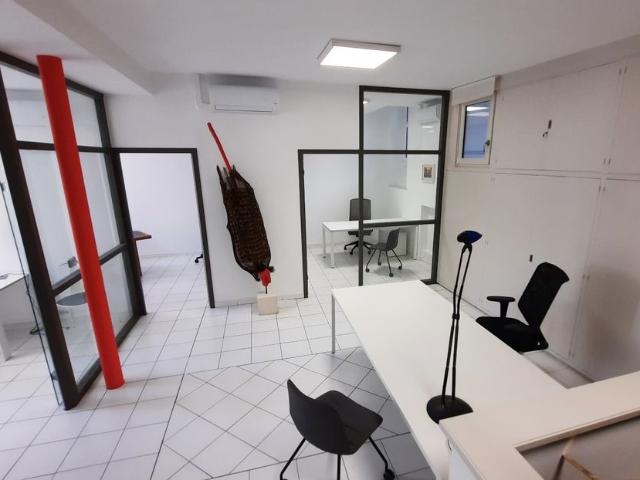 Bureau de prestige de 206 m2 en location Narbonne, Occitanie