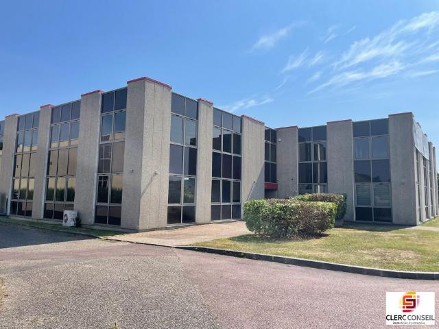 Bureau de prestige de 970 m2 en location Val de Reuil, France