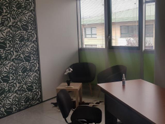 Bureau équipé 01630