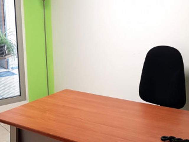 Bureau équipé 01630
