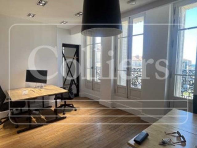 Bureau équipé 13002