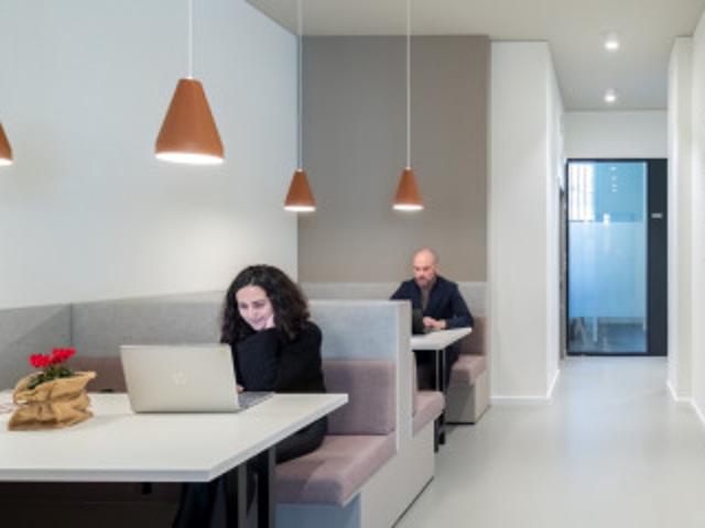 Bureau équipé 13100