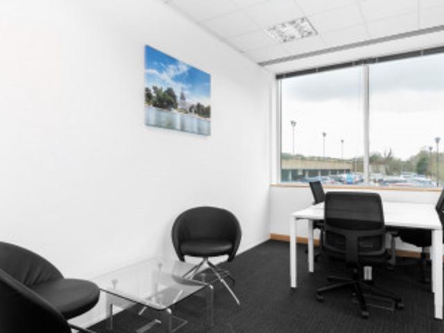 Bureau équipé 13700