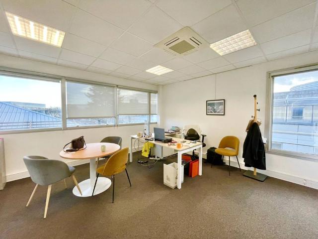 Bureau prestigieux de 692 m2 en location Bron, Auvergne Rhône Alpes