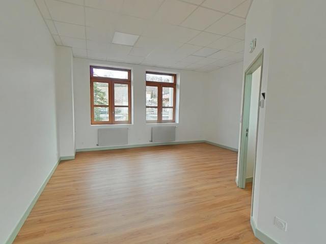 Bureau refait à neuf St ETIENNE LARDEYROL
