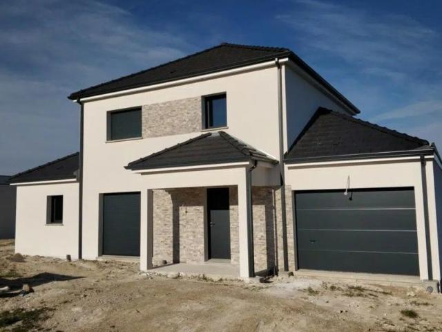 Bures en Bray Une maison familiale aux beaux volumes sur un terrain de 1 024 m²