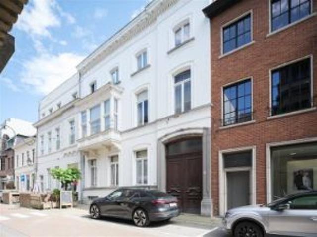 Burgerwoning in neoclassicistische stijl te koop in het cent