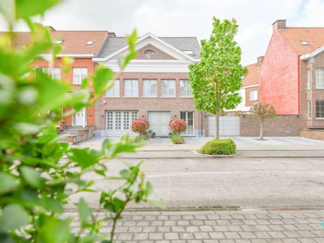 Burgerwoning met 4 slaapkamers in residentiële buurt te K.