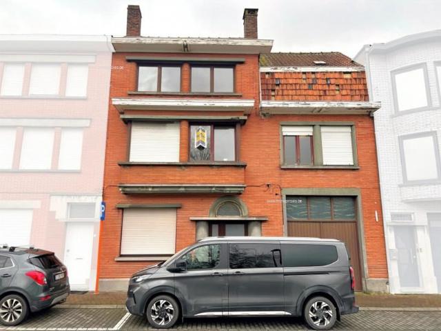 Burgerwoning met 5 slaapkamers, stadskoer en grote garage/loods