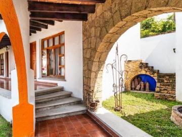 BURGOS BUGAMBILIAS VENTA CASA TIPO HACIENDA UN NIVEL CON SEGURIDAD