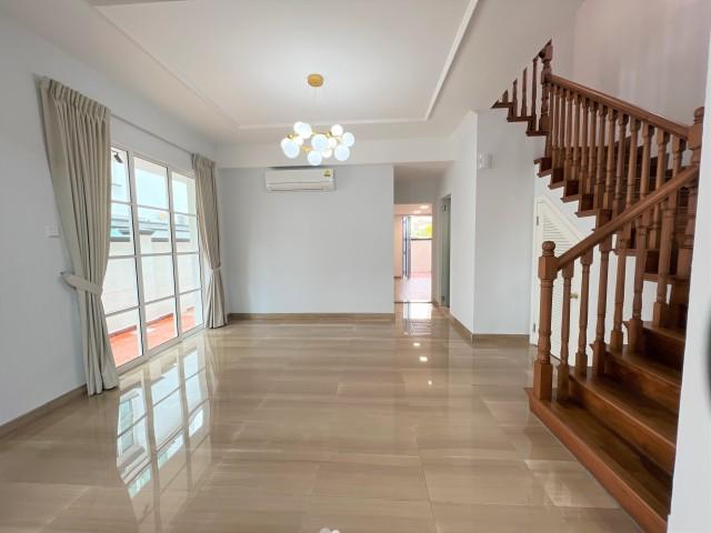 Burgundy drive Semi Detached House For Sale, $3,600,000, 5 Bed 5 Bath 3,500 sqft $1,636.00 psf