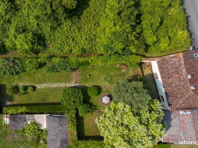 BURIE 17: Maison d’habitation de 165 m² avec grand jardin au cœur du bourg