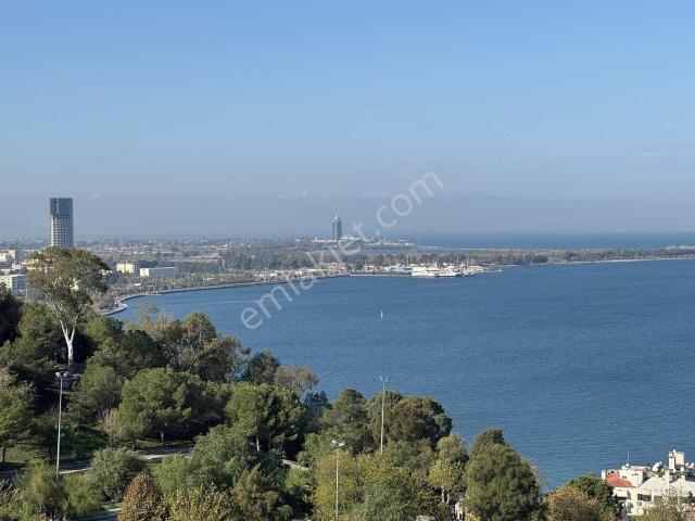 Bürmen'den Panoramik Deniz Manzaralı Cadde Üstü 4+1 Daire