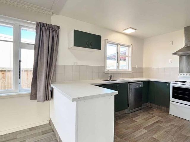 BURNSIDE 5 BEDROOMS, 2 BATHROOMS, 3 HEATPUMPS, 2 OFF STREET PARKS
