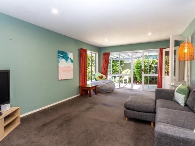 Burnside – Semi Furnished, 3 Bed/2 Bath Family Home, Ideal Location