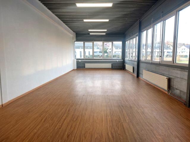 Büro mit 61 m² – Entladefläche mit Plattform – flexibler Mietvertrag