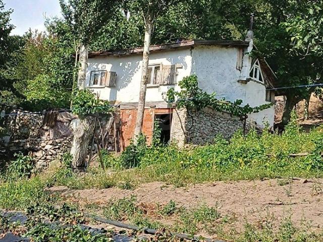 BURSA KELES KOCAKAVACIK TA 7.710 M2 KÖY EVİ OLAN BAHÇELİ TARLA