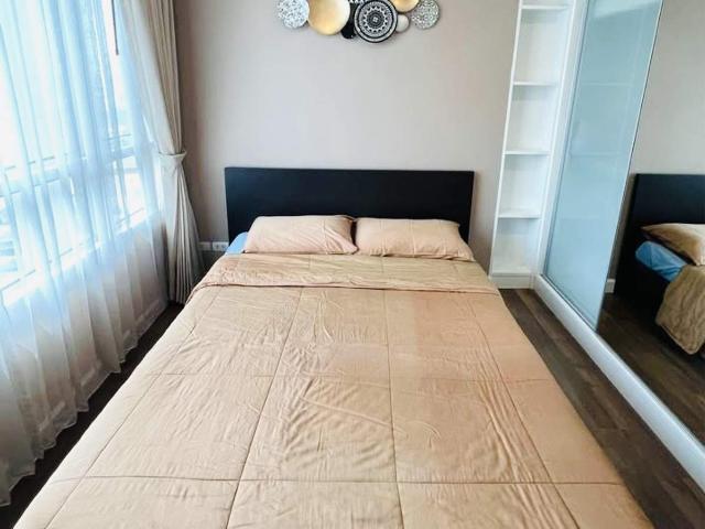 Bus to MRT Equine Park, Middle Room, 16 Sierra Puchong South