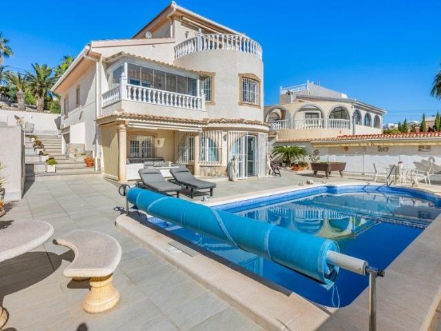 ¿Busca una villa bien mantenida con piscina privada, vistas. 226m² Ciudad Quesada